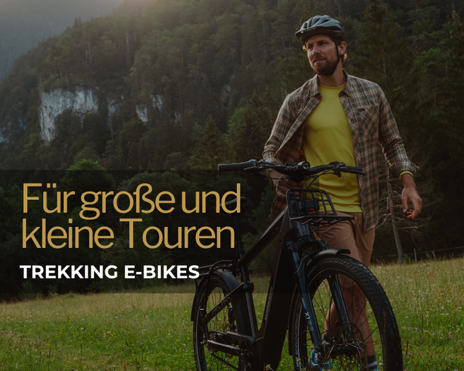 Fahrradfahrer schiebt Trekking E-BIKE &uuml;ber eine Wiese