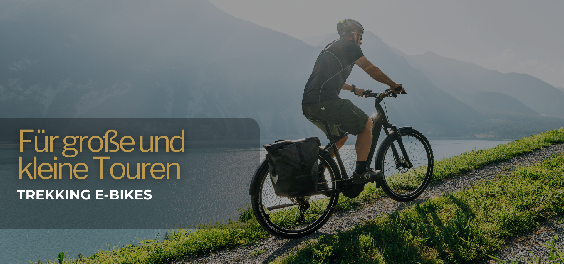 Fahrradfahrer schiebt sein Trekking E-BIKE &uuml;ber eine Wiese
